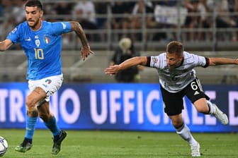 Strauchelnder Joshua Kimmich (r.): Der DFB-Star erzielte zwar das Ausgleichstor gegen Italien, war nach der Partie aber alles andere als zufrieden.
