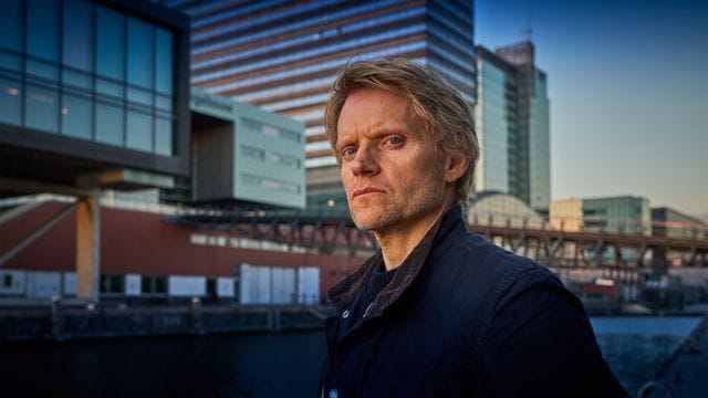 Kommissar Van der Valk (Marc Warren) ermittelt in Amsterdam.