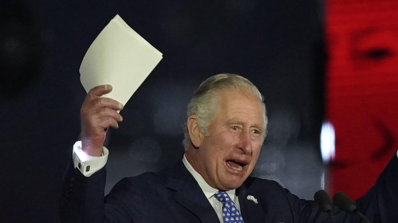 Prinz Charles gestikuliert bei seiner Rede zum Thronjubiläum seiner Mutter.