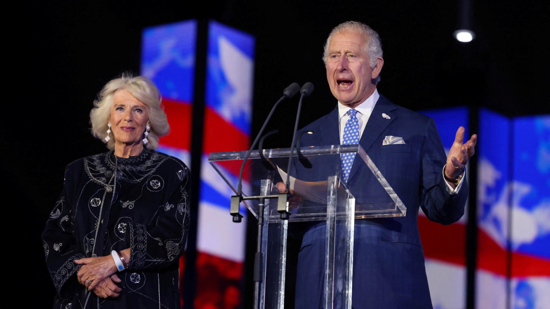 Der Prinz of Wales stand mit seiner Frau Camilla auf der Bühne.