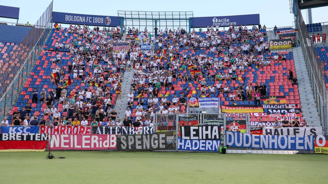 Deutscher Fanblock in Bologna: Nur wenige Supporterinnen und Supporter "verirrten" sich ins Stadio Renato Dall'Ara.