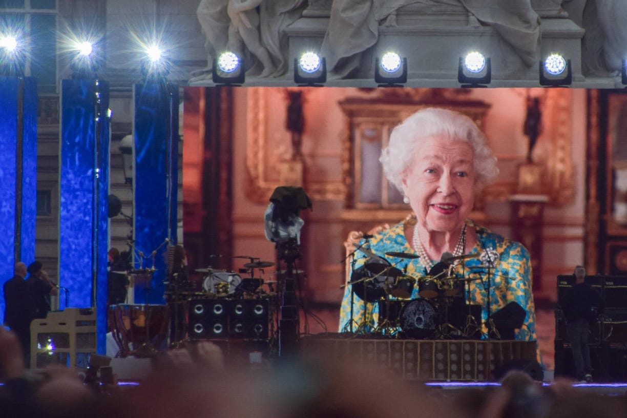 Das Video der Queen wird beim Konzert zum Thronjubiläum auf der Leinwand abgespielt.