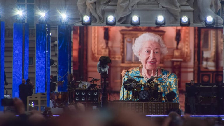 Das Video der Queen wird beim Konzert zum Thronjubiläum auf der Leinwand abgespielt.