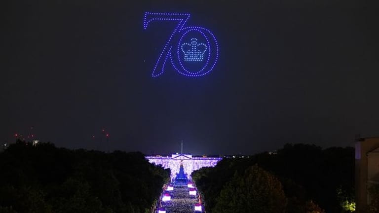 Drohnen fliegen beim Konzert zum Platin-Jubiläum von Königin Elizabeth II.