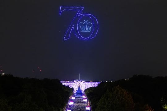 Drohnen fliegen beim Konzert zum Platin-Jubiläum von Königin Elizabeth II.