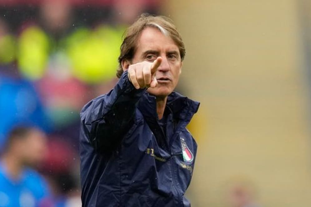 Italiens Trainer Roberto Mancini gibt während einer Trainingseinheit Anweisungen.