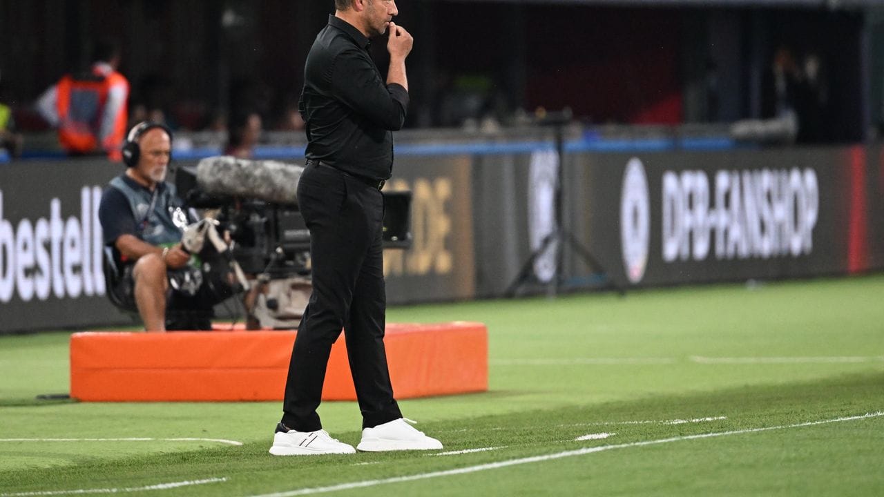 Ein nachdenklicher Bundestrainer: Hansi Flick verfolgt den Spielverlauf in Italien. Ein nachdenklicher Bundestrainer: Hansi Flick verfolgt den Spielverlauf in Italien.