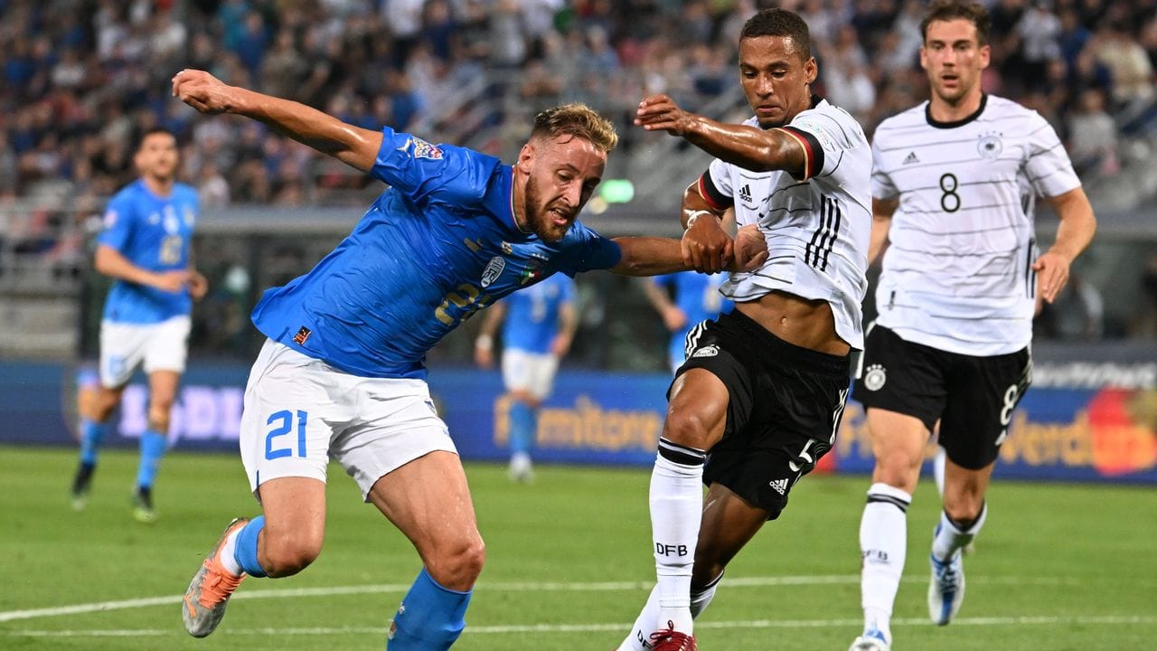Italiens Davide Frattesi (l) mit den deutschen Spielern Thilo Kehrer und Leon Goretzka (r). Italiens Davide Frattesi (l) mit den deutschen Spielern Thilo Kehrer und Leon Goretzka (r).