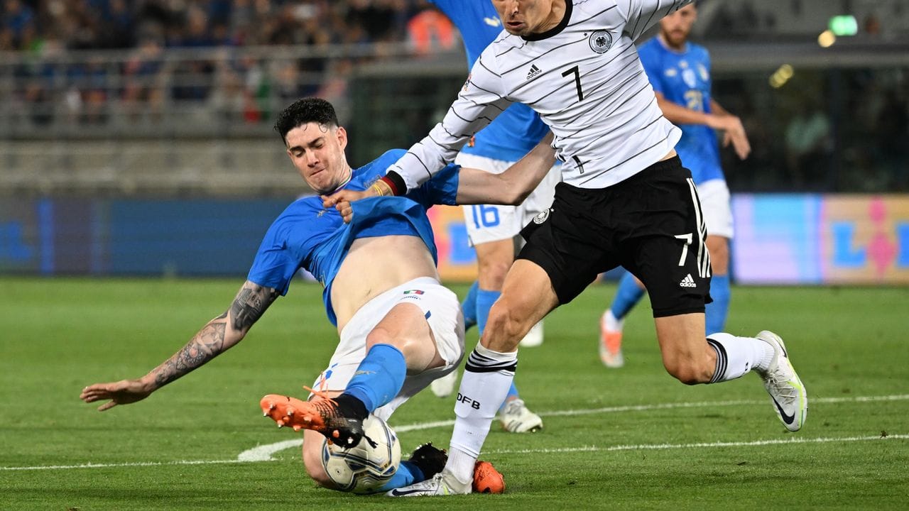 Italiens Alessandro Bastoni (l) und Deutschlands Kai Havertz in Aktion. Italiens Alessandro Bastoni (l) und Deutschlands Kai Havertz in Aktion.