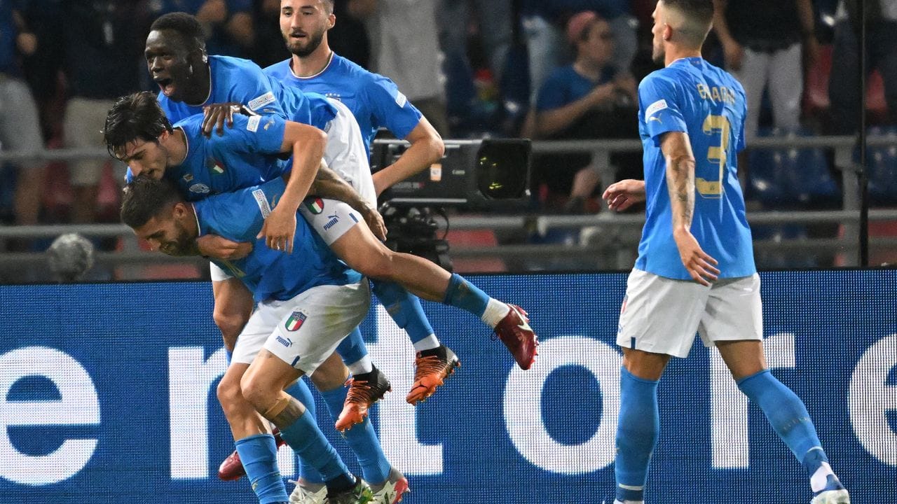 Italiens Lorenzo Pellegrini (l) feiert mit Teamkollegen seinen Treffer zum 1:0. Italiens Lorenzo Pellegrini (l) feiert mit Teamkollegen seinen Treffer zum 1:0.
