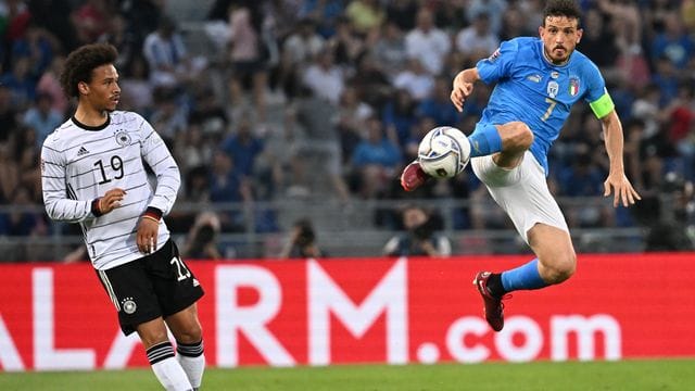 Leroy Sané (l) mit Italiens Alessandro Florenzi.