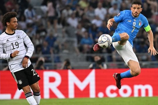 Leroy Sané (l) mit Italiens Alessandro Florenzi.