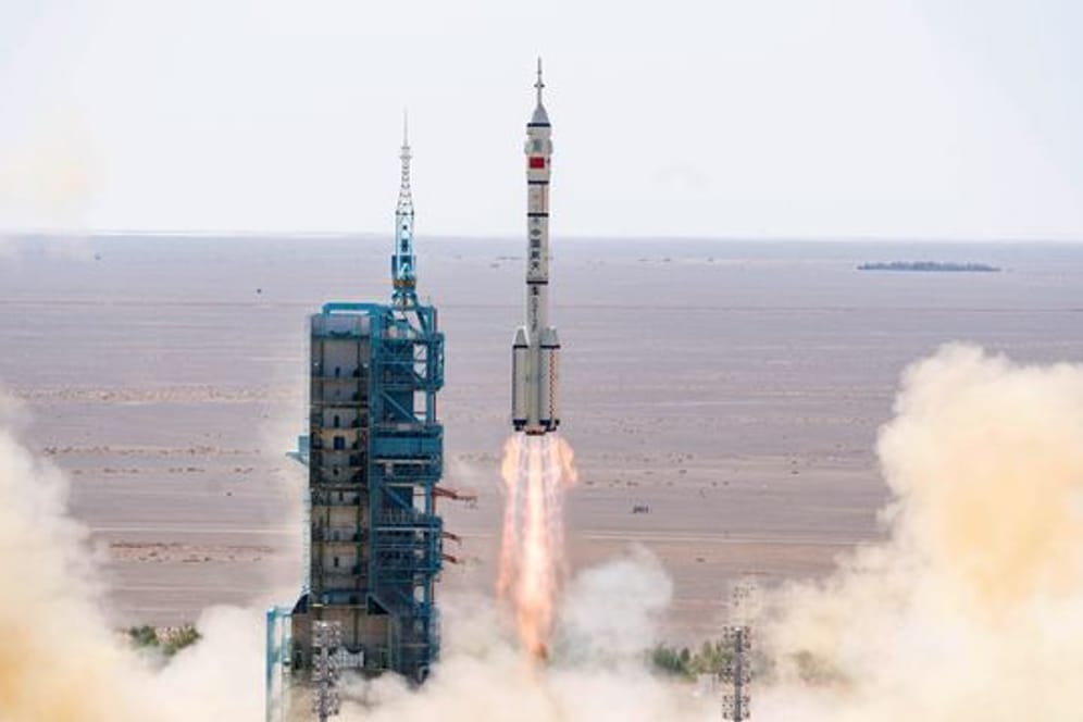 Das bemannte Raumschiff "Shenzhou-14" startet auf einer Trägerrakete vom Typ "Langer Marsch 2F" vom Jiuquan Satellite Launch Center im Nordwesten Chinas.