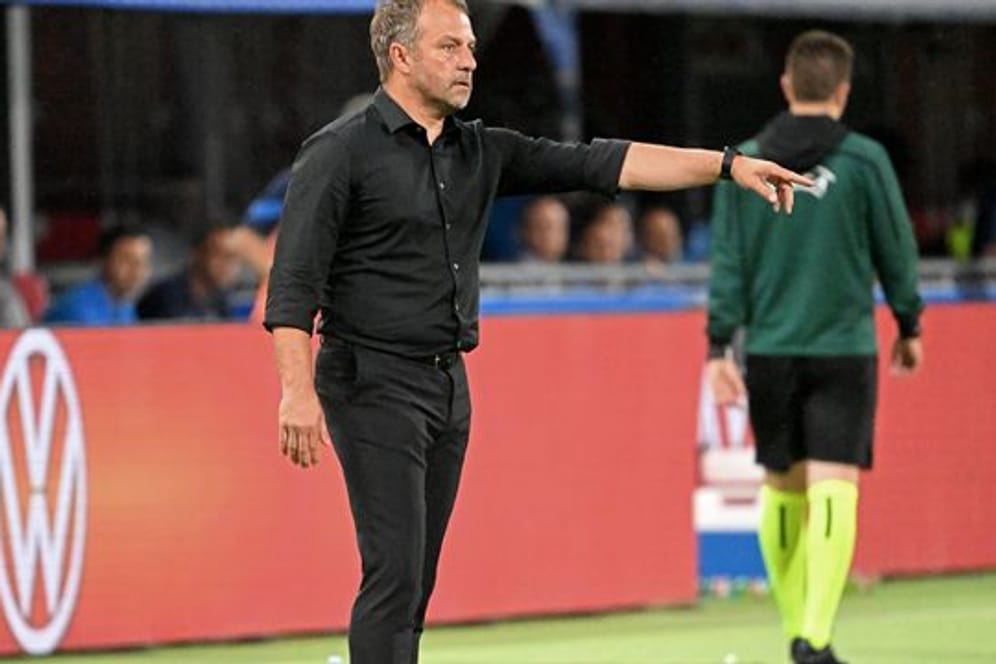 Bundestrainer Hansi Flick verfolgt das Spiel gegen Italien.