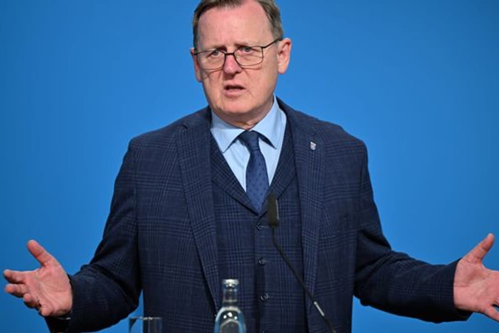 Thüringens Ministerpräsident Bodo Ramelow (Die Linke) sieht im Koalitionsvertrag von Grünen und CDU in NRW eine "Blaupause" zur Schlichtung des Streits mit der Union im Thüringer Landtag.
