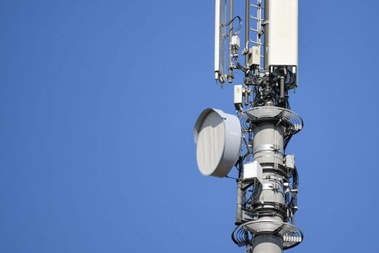 Ein Sendemast für Mobilfunk in Brandenburg.