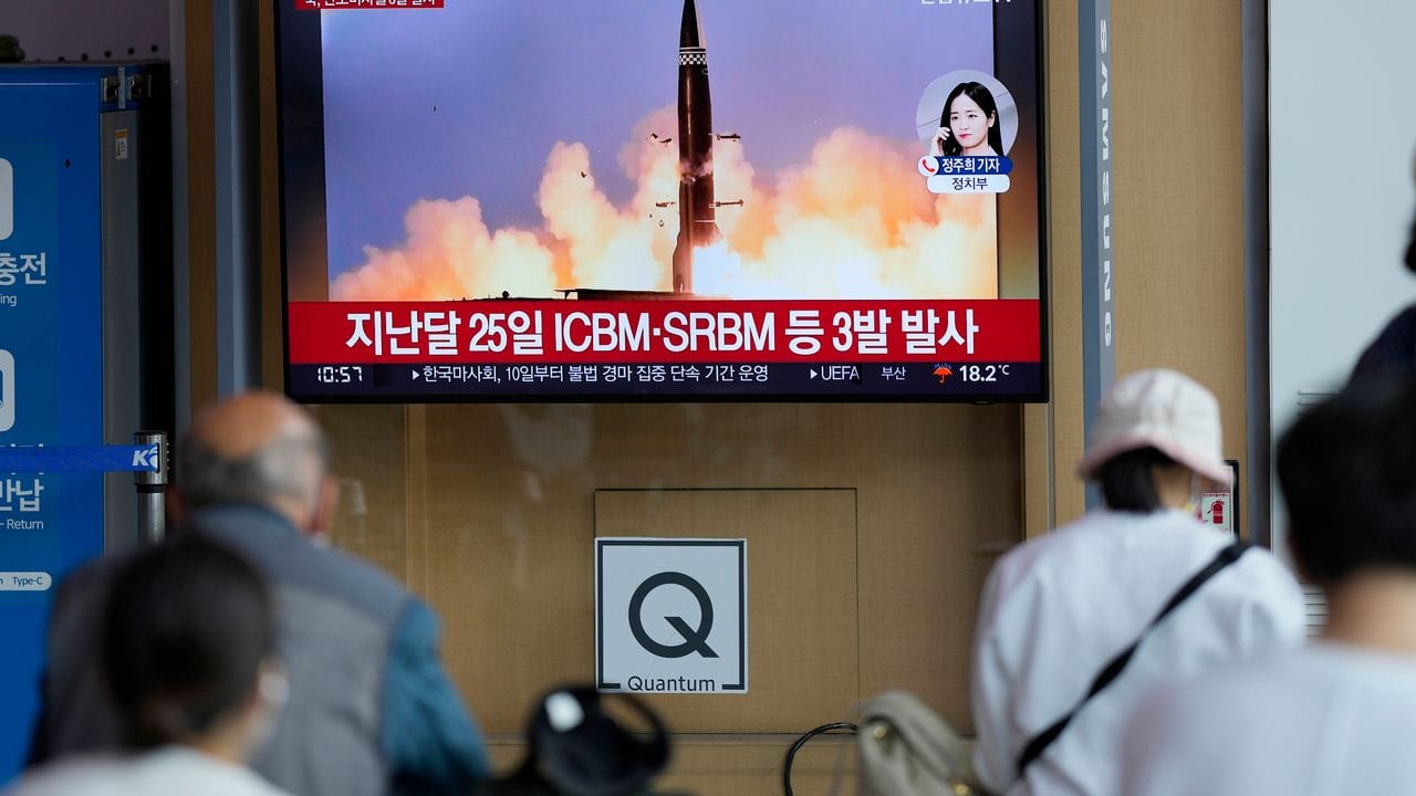 Trotz des Verbots durch UN-Resolutionen hat Nordkorea wieder potenziell atomwaffenfähige Raketen getestet. Trotz des Verbots durch UN-Resolutionen hat Nordkorea wieder potenziell atomwaffenfähige Raketen getestet.