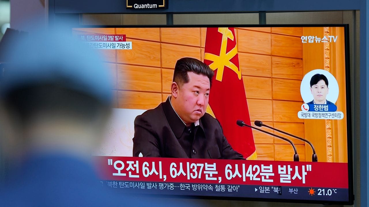 Ein Fernsehbildschirm in einem Bahnhof in Seoul zeigt eine Nachrichtensendung über nordkoreanische Raketenstarts. Ein Fernsehbildschirm in einem Bahnhof in Seoul zeigt eine Nachrichtensendung über nordkoreanische Raketenstarts.