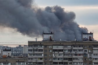 Rauch steigt über Häusern in Kiew auf: Dort gab es mehrere Explosionen.