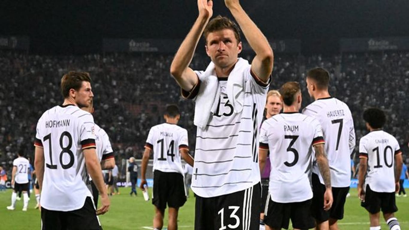 Thomas Müller bedankt sich nach dem Spiel mit der Mannschaft bei den Fans.