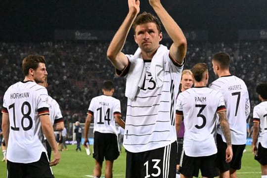 Thomas Müller bedankt sich nach dem Spiel mit der Mannschaft bei den Fans.