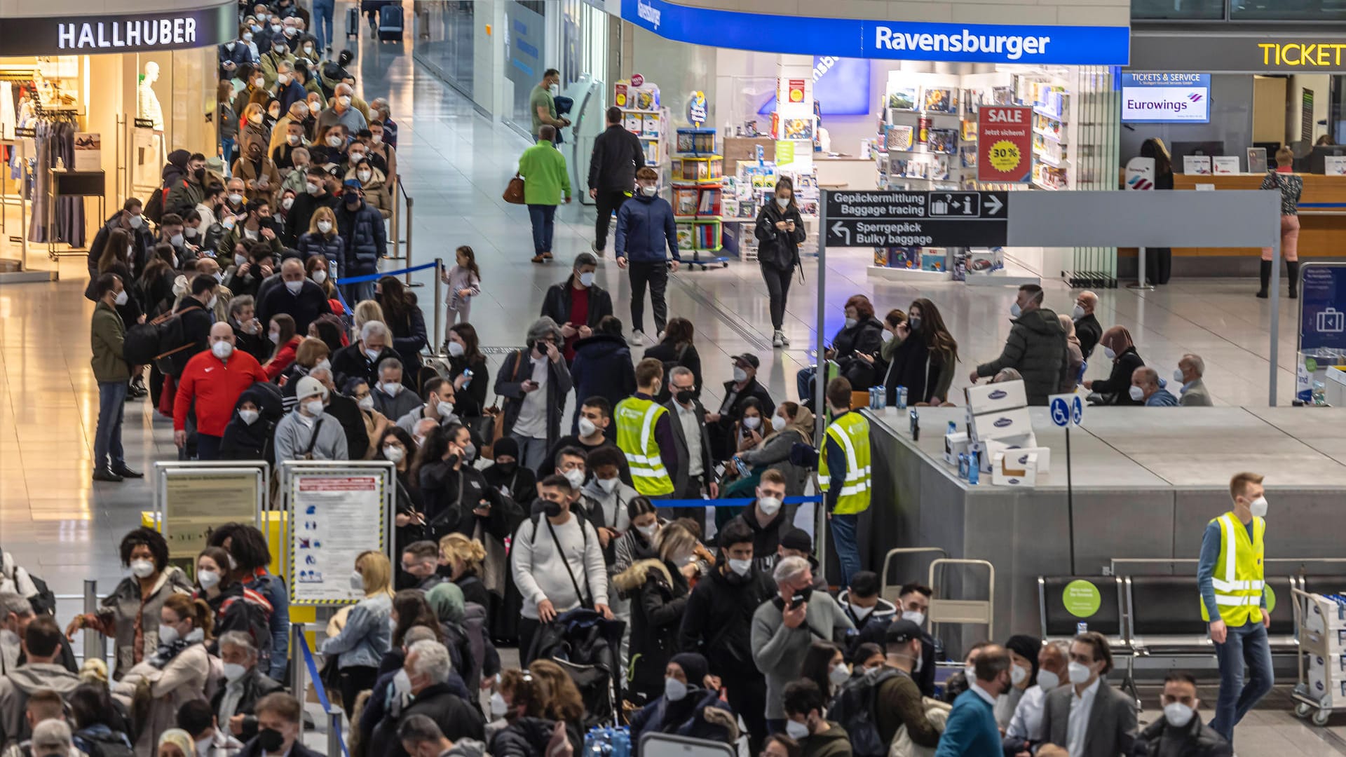 Lange Wartezeiten am Flughafen (Symbolbild): Nicht nur an den Terminals fehlt nach der Pandemie Personal.