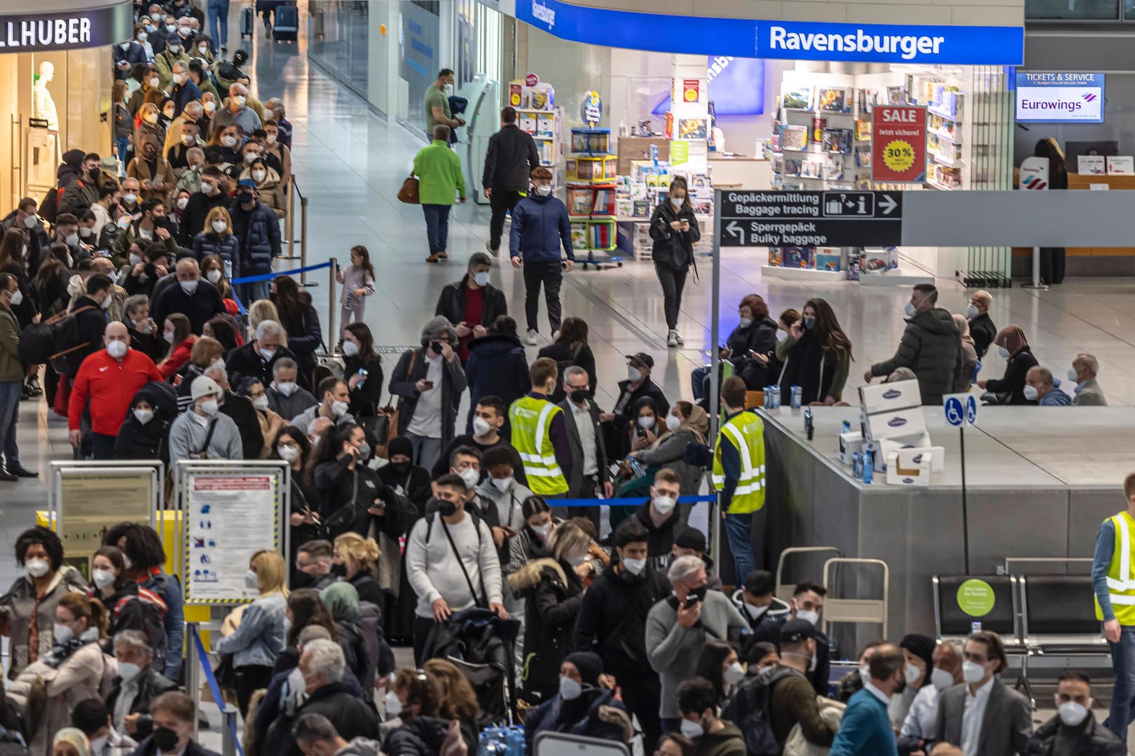 Lange Wartezeiten am Flughafen (Symbolbild): Nicht nur an den Terminals fehlt nach der Pandemie Personal.