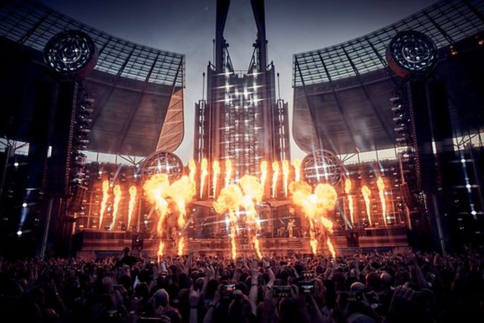 Die Band Rammstein setzte beim Konzert im Olympiastadion Berlin viel Pyrotechnik ein.