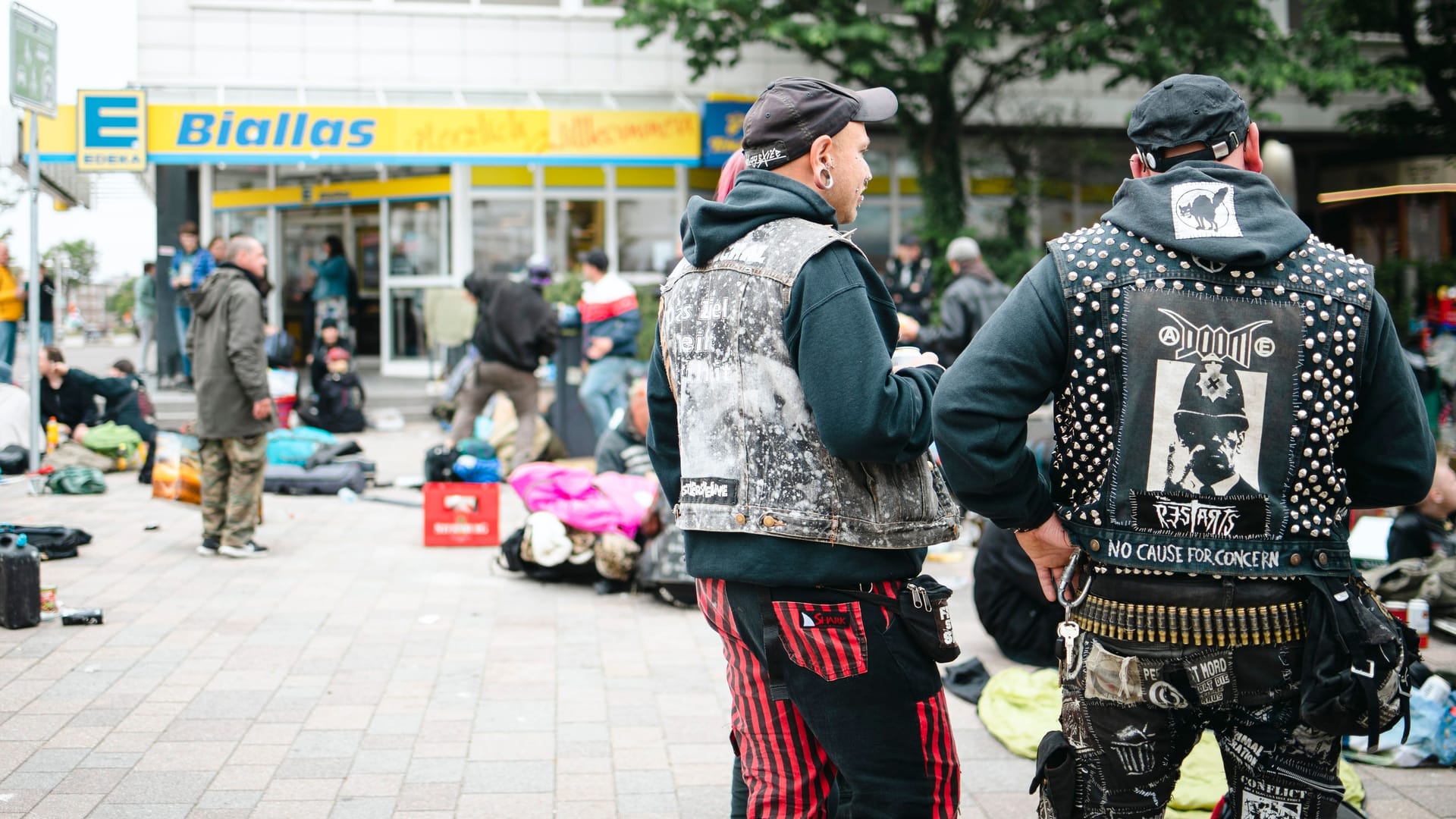 Kontrastprogramm auf Sylt: Zahlreiche Punks haben sich eingefunden – und bieten eine ungewohnte Attraktion. Kontrastprogramm auf Sylt: Zahlreiche Punks haben sich eingefunden – und bieten eine ungewohnte Attraktion.