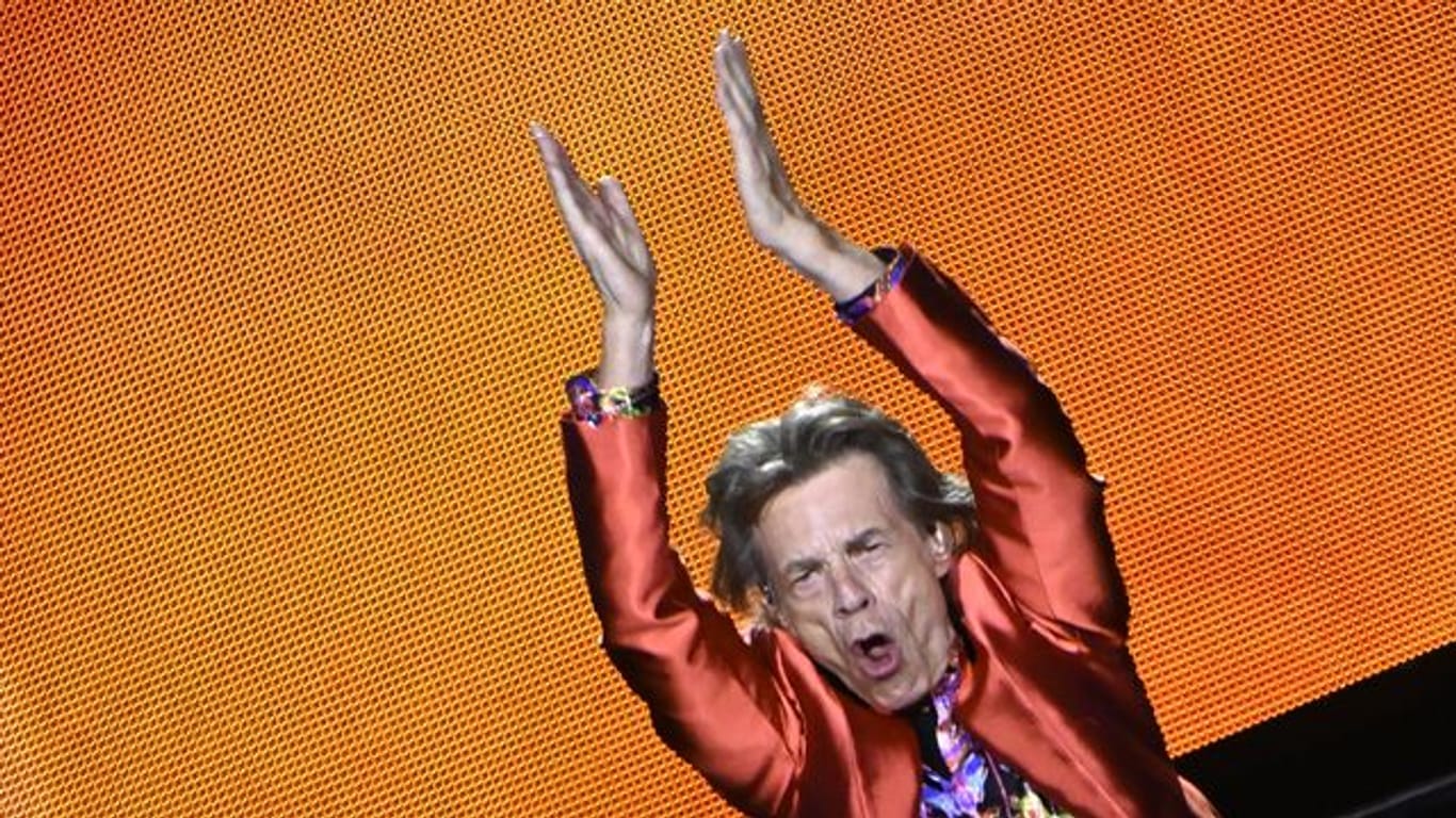Der Stones-Frontmann Mick Jagger macht Stimmung auf der Bühne in Madrids Wanda Metropolitano Stadion.
