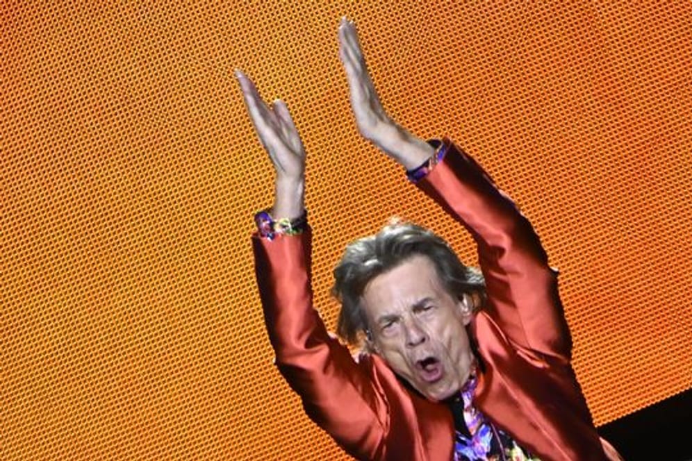 Der Stones-Frontmann Mick Jagger macht Stimmung auf der Bühne in Madrids Wanda Metropolitano Stadion.