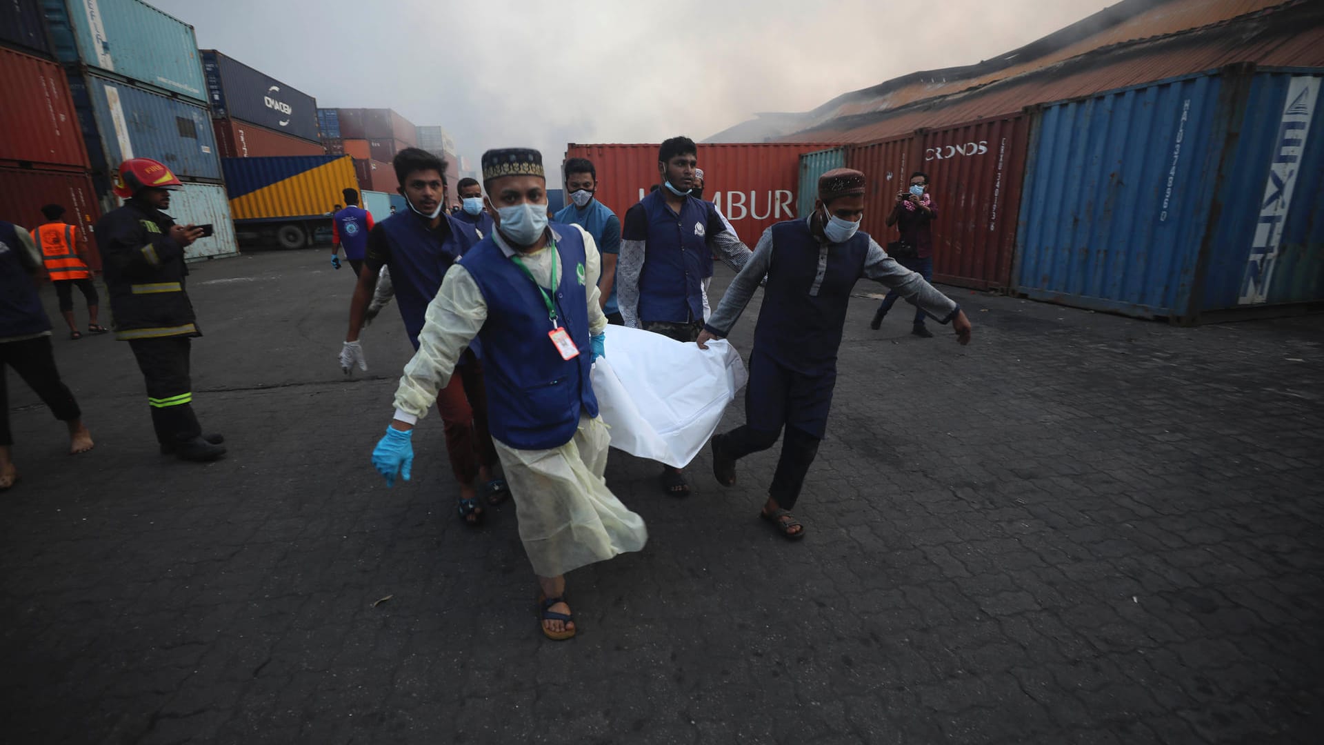 Chittagong in Bangladesch: Einsatzkräfte tragen den Leichnam eines Opfers auf dem Firmengelände eines Container-Depots.