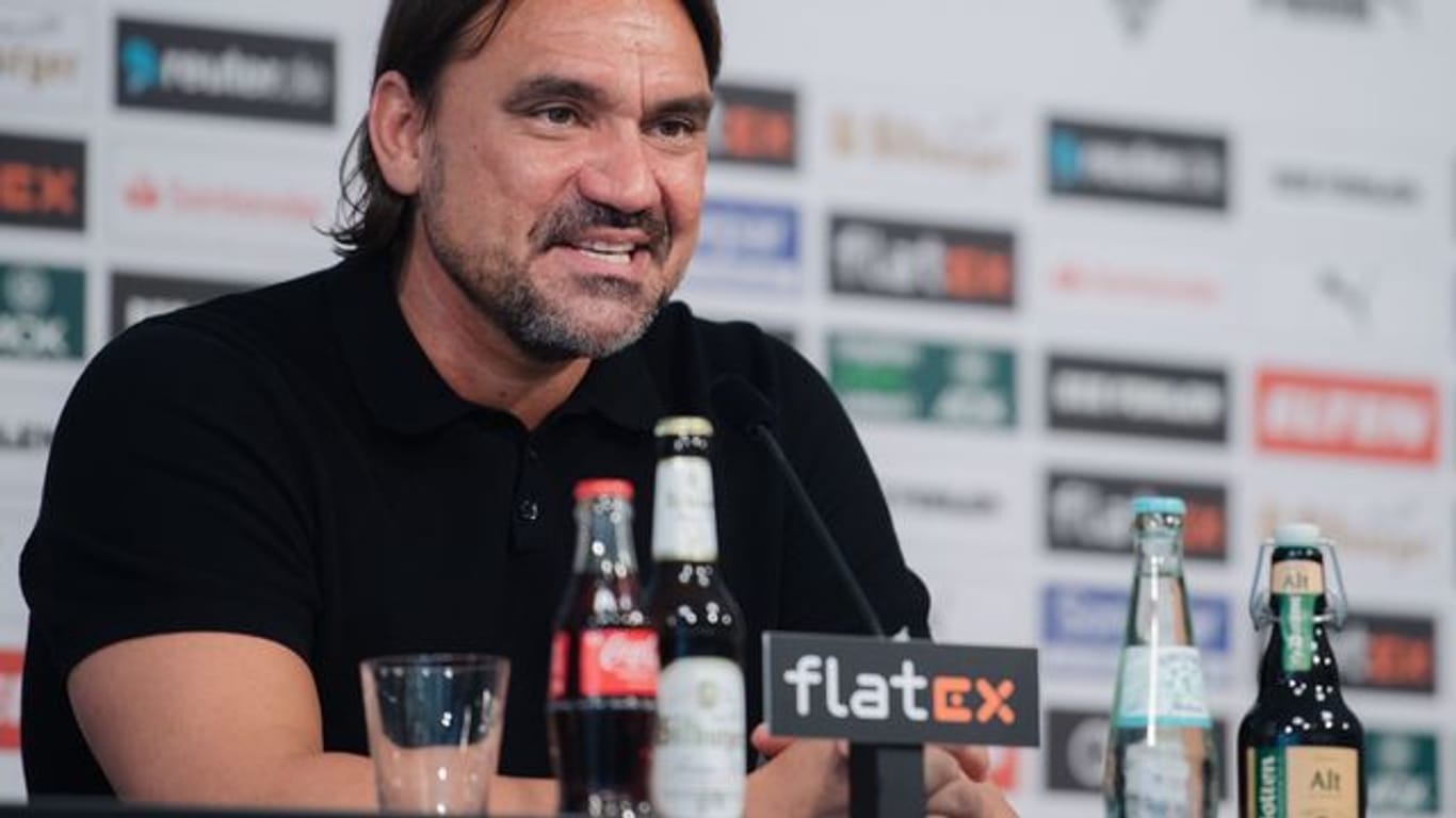 Daniel Farke wird bei einer Pressekonferenz von Borussia Mönchengladbach als neuer Trainer vorgestellt.