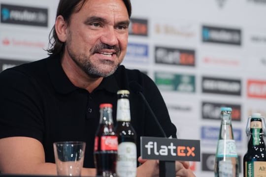 Daniel Farke wird bei einer Pressekonferenz von Borussia Mönchengladbach als neuer Trainer vorgestellt.