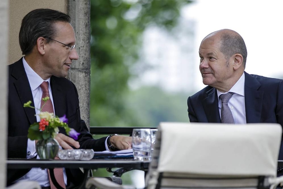 Olaf Scholz im Gespräch mit seinem engen Berater Jörg Kukies (Archivbild): Der Staatssekretär vertritt die Bundesregierung bei der Bilderberg-Konferenz.