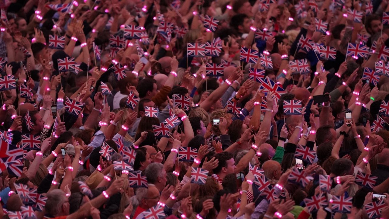 Menschen schwenken den Union Jack beim Konzert. Menschen schwenken den Union Jack beim Konzert.