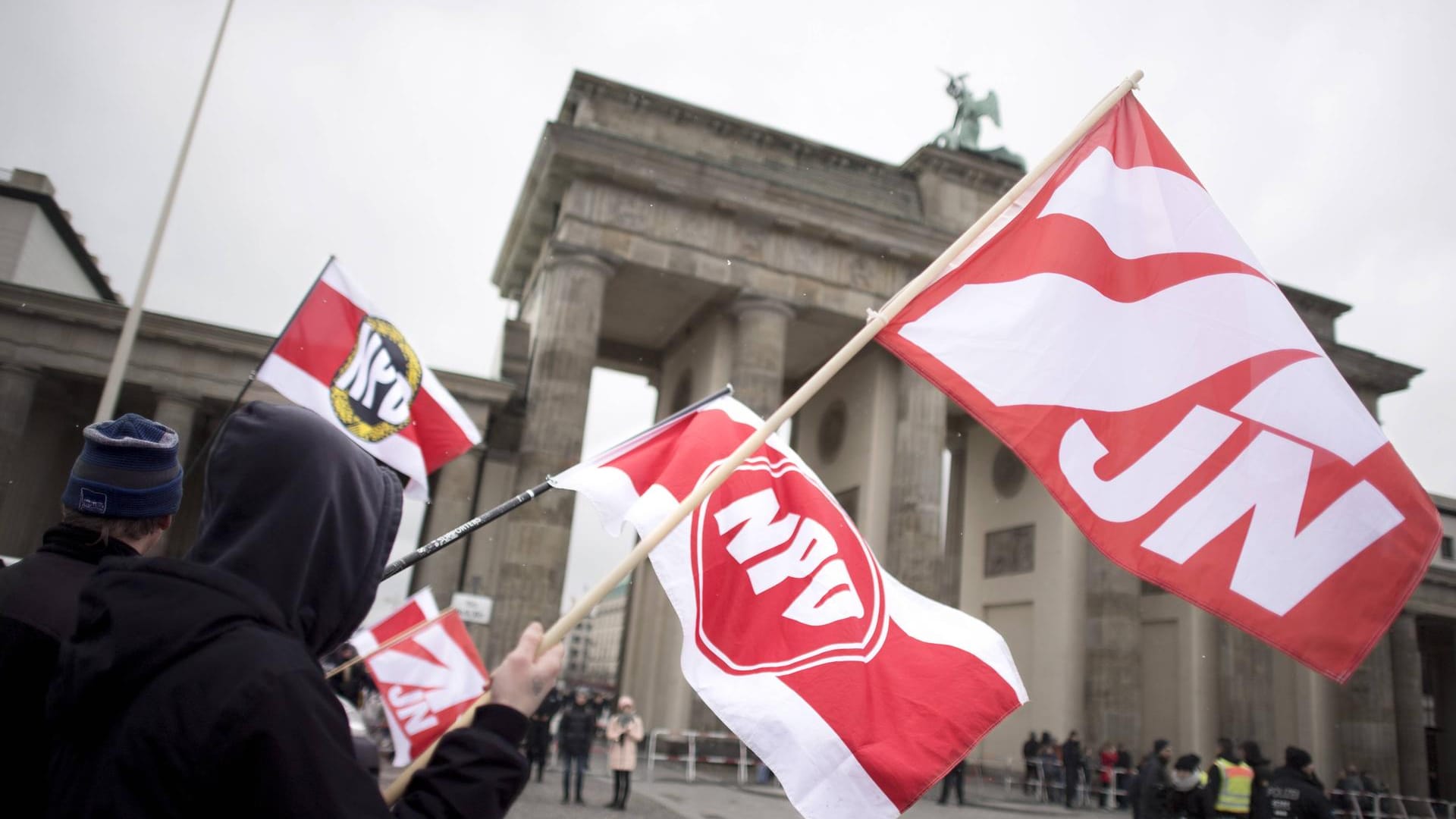 Flaggen der NPD und NPD-Jugendorganisation Junge Nationalisten (Symbolbild): Deutsche Neonazis sollen an paramilitärischen Trainings in Russland teilgenommen haben.