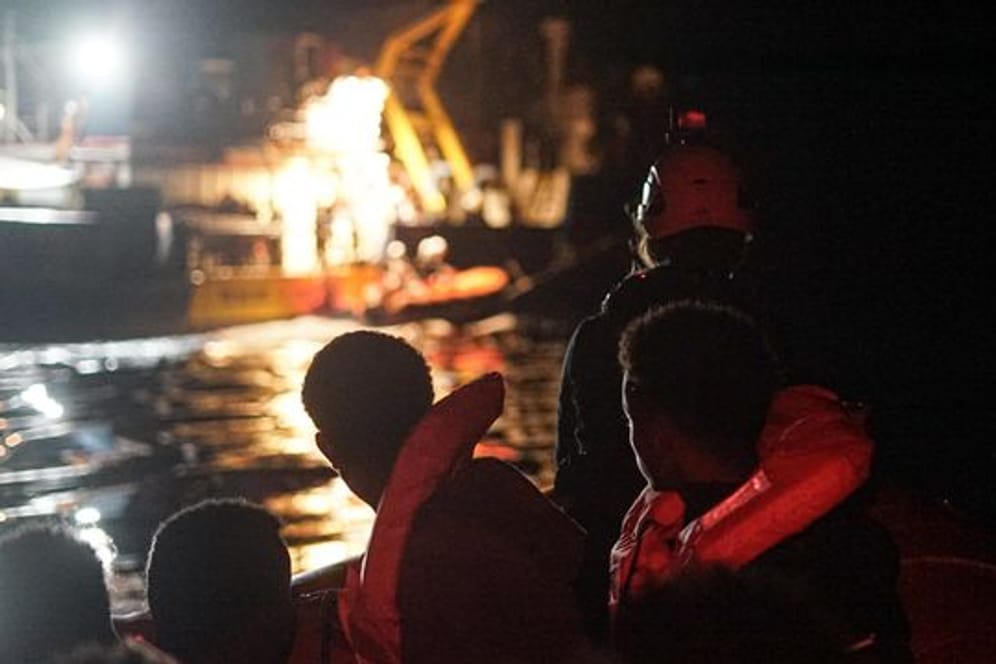 Die von Sea-Watch herausgegebene Aufnahme zeigt gerettete Migranten, die auf einem Schlauchboot zum Seenotrettungsschiff "Sea-Watch 3" gebracht werden.