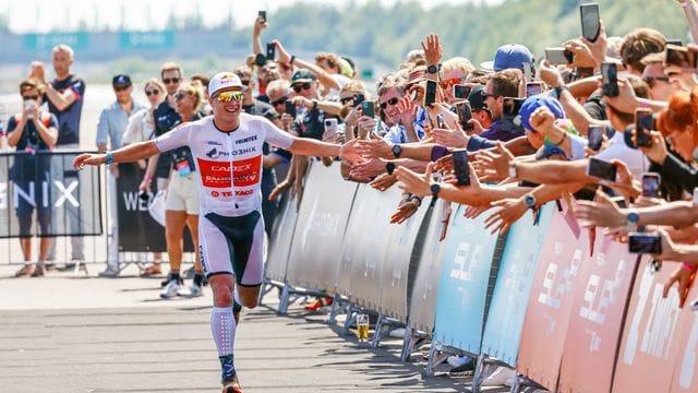 Kristian Blummenfelt lässt sich nach seinem Sieg auf dem Lausitzring von den Fans feiern. Kristian Blummenfelt lässt sich nach seinem Sieg auf dem Lausitzring von den Fans feiern.