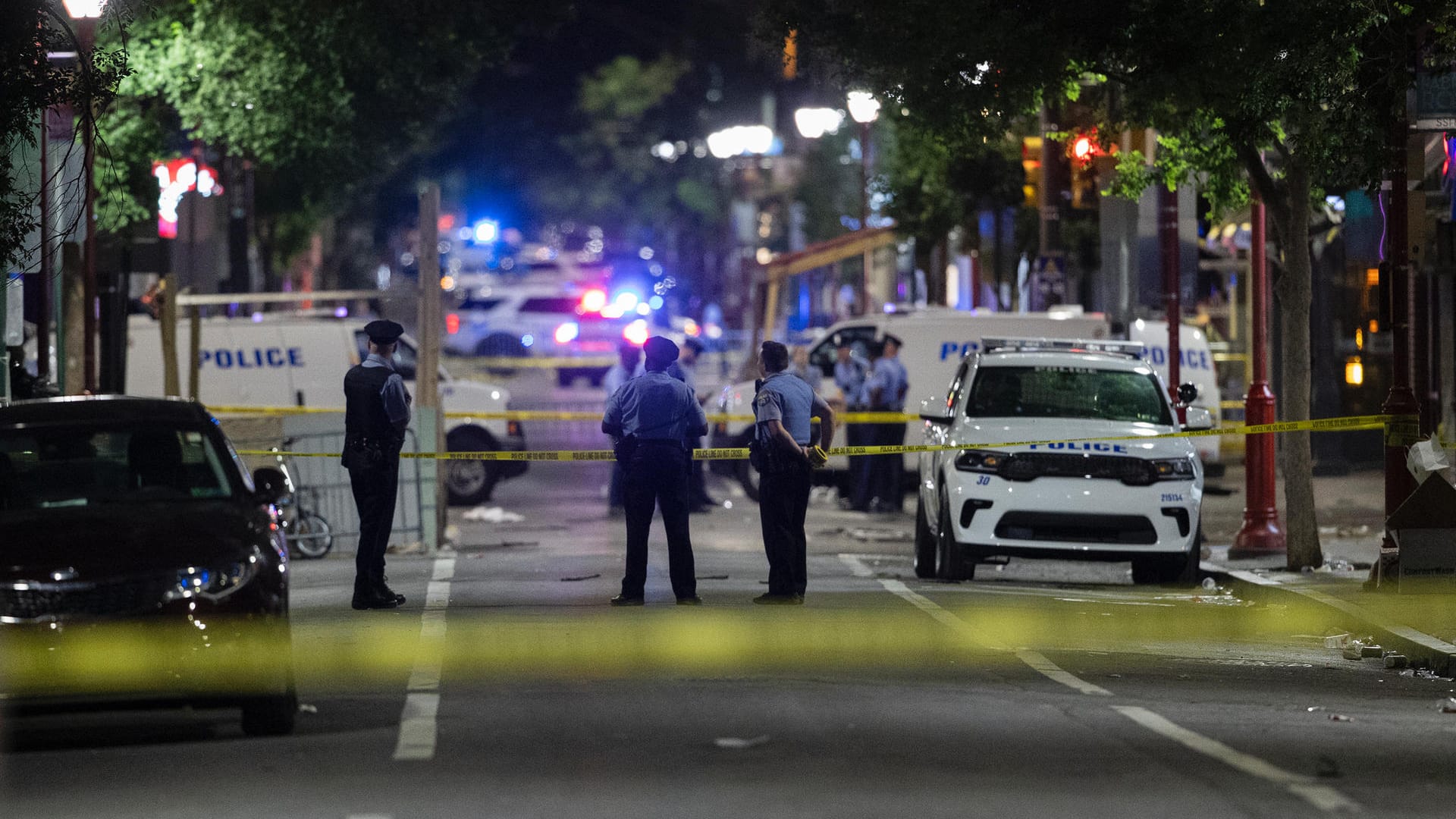 Philadelphia in den USA: Unbekannte haben in einem Ausgehviertel in eine Menschenmenge geschossen.