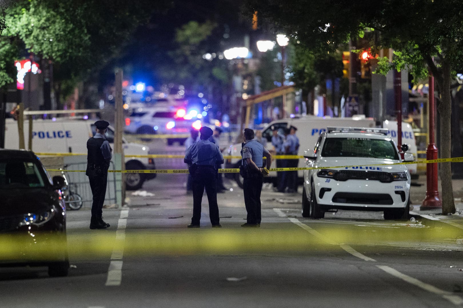 Philadelphia in den USA: Unbekannte haben in einem Ausgehviertel in eine Menschenmenge geschossen.