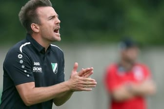 Der FC Augsburg hat Interesse an einer Verpflichtung von Trainer Enrico Maaßen.