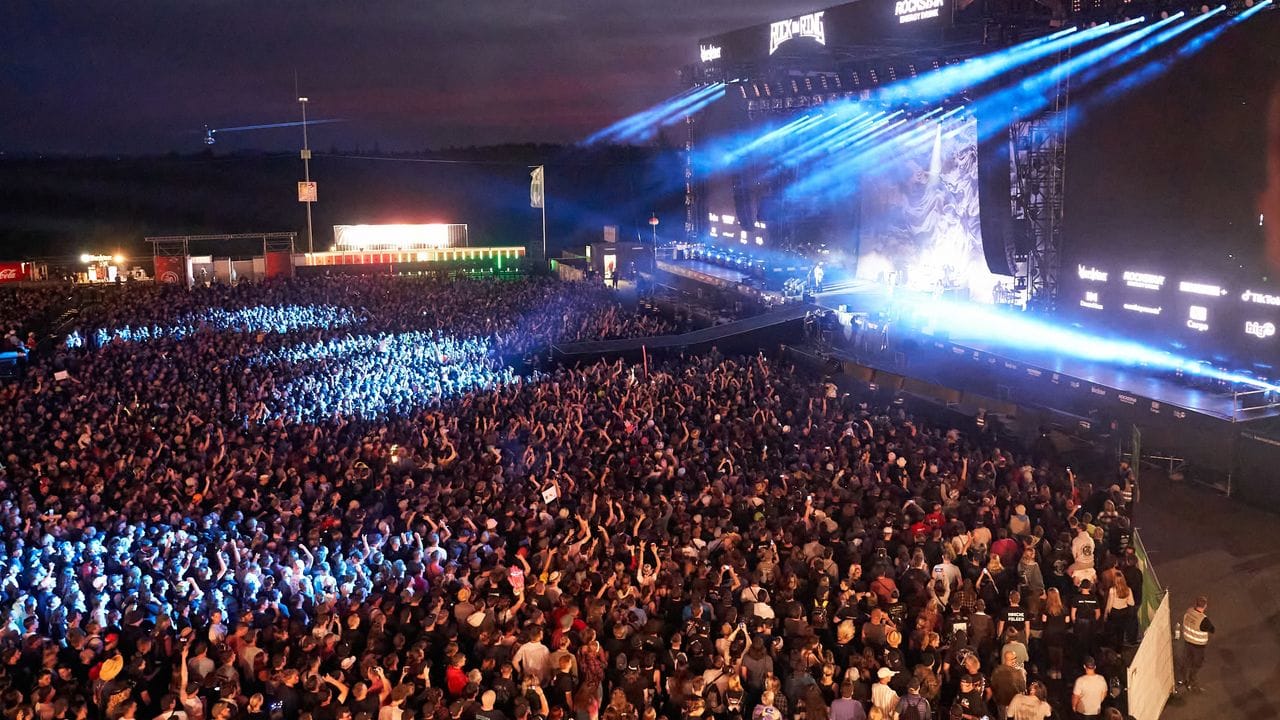 Dicht gedrängt stehen Fans beim Aufttritt der britischen Rockband Muse vor der Hauptbühne des Festivals "Rock am Ring".