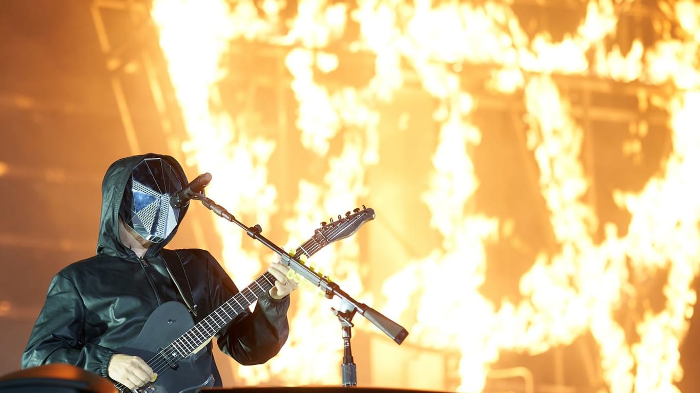 Matthew Bellamy, Sänger und Gitarrist von Muse, bei einem Konzert: Die Band kommt 2023 nach Köln.