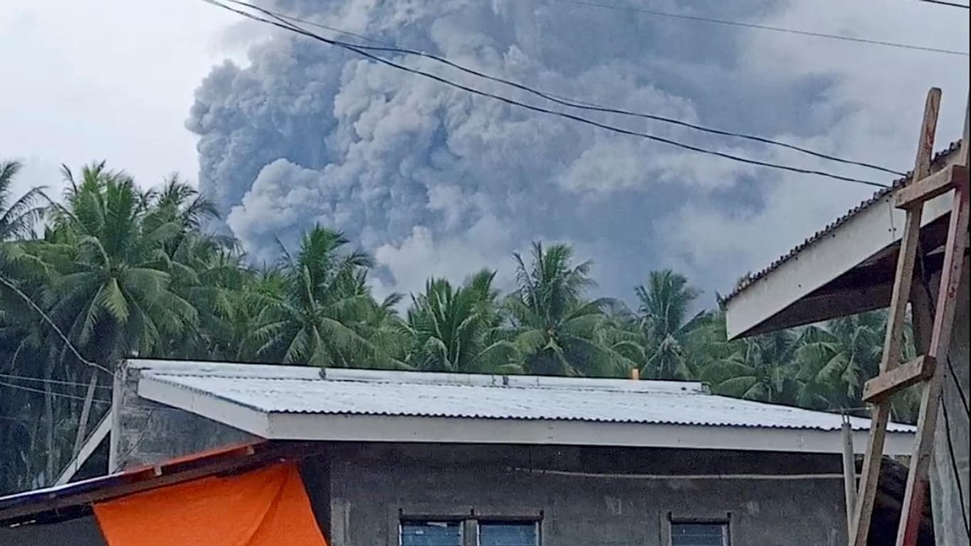 Juban auf den Philippinen: Der Vulkan Bulusan stößt eine riesige Aschesäule aus.