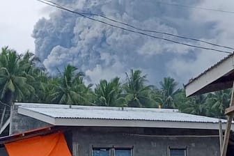 Juban auf den Philippinen: Der Vulkan Bulusan stößt eine riesige Aschesäule aus.