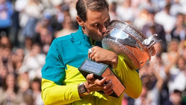 Rafael Nadal küsst die French-Open-Trophäe.