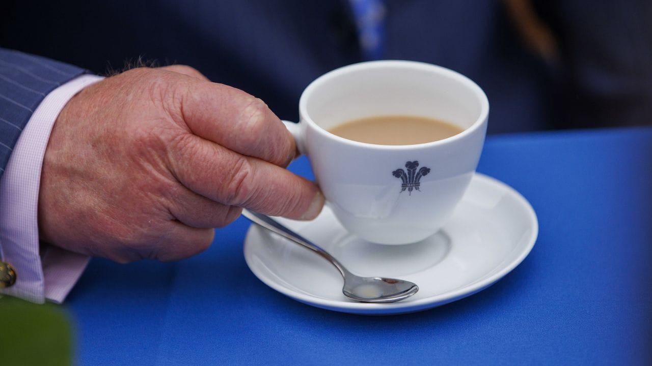 Prinz Charles trinkt eine Tasse Tee mit Milch. Prinz Charles trinkt eine Tasse Tee mit Milch.