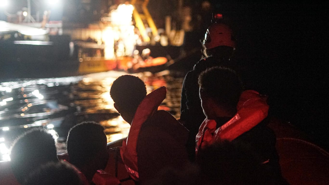 Gerettete Migranten auf einem Schlauchboot: Die deutsche Organisation Sea-Watch hat 85 Menschen im Mittelmeer aus Seenot gerettet.