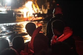 Gerettete Migranten auf einem Schlauchboot: Die deutsche Organisation Sea-Watch hat 85 Menschen im Mittelmeer aus Seenot gerettet.
